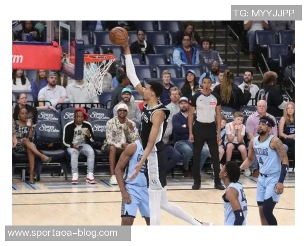 文班亚马两次对阵湖人六犯离场巧合引发热议